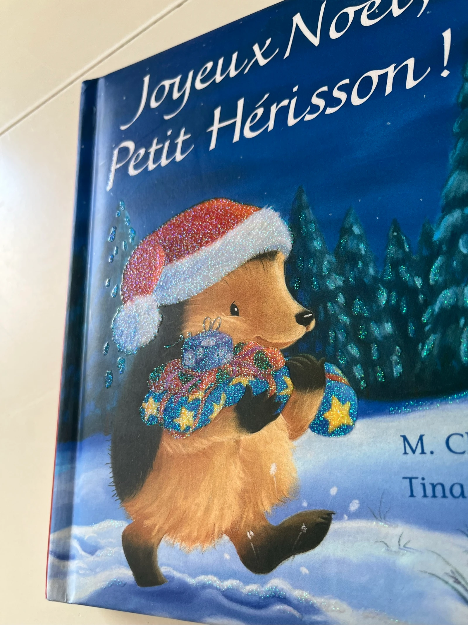 Libro « ¡Feliz Navidad, pequeño erizo! » - un libro que brilla - M. Christina Butler, Tina Macnaughton - Milan - Muy buen estado – photo 2